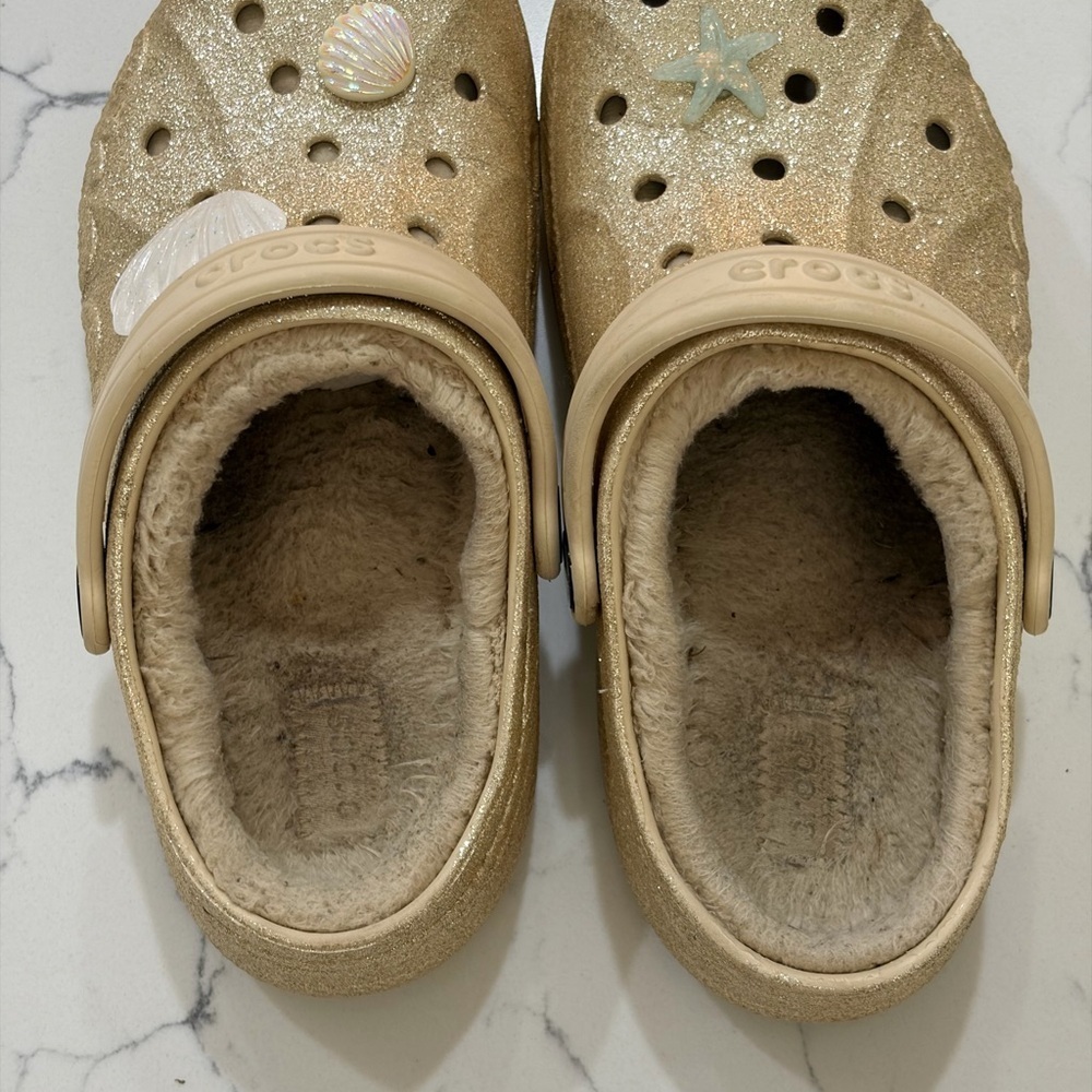 CROCS Kids Gold Glitter Clogs with Sea shell jibbitz size 2(J) - Picture 4 of 6